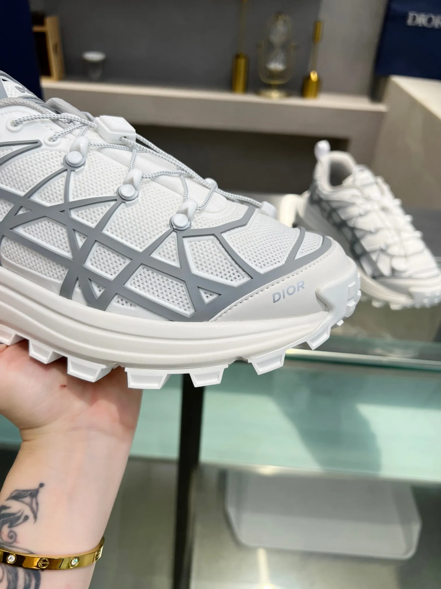 👟👟Ex-factory price 640👟👟 Dior 2023 new style 🆕Low-top B31 Runner sneakers Material: Carefully made of imported mesh fabric, with curved rattan plaid injection molded rubber to enhance the style, a new interpretation of classic patterns, highlighting a futuristic style. Di~r logos adorn the tongue and front, perforations accentuate the hiking style, and a CD Diamond drawstring adds technical appeal. The textured, notched platform is crafted from rubber for optimal traction, and a reinforced heel adds to the comfort. Can be paired with sportswear and casual outfits to create a sophisticated look. Size: Male 39-45 (female size will be released later)